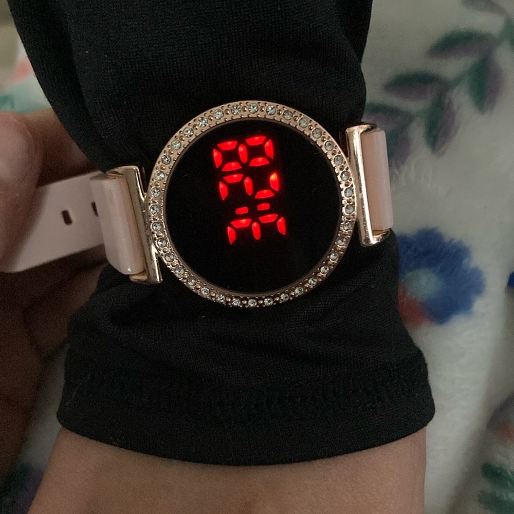 Whatch for kids 
It’s pink 
I has been worn a couple times